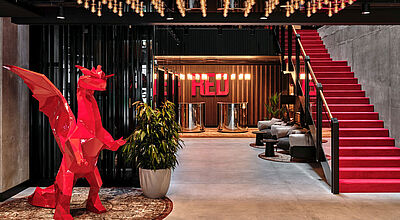 Der Name ist Programm: der Eingangsbereich des Radisson Red in Krakau