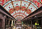 Die große mediterrane Promenade „Galleria Bellissima“ ist das Herzstück und sozialer Mittelpunkt des Schiffs.