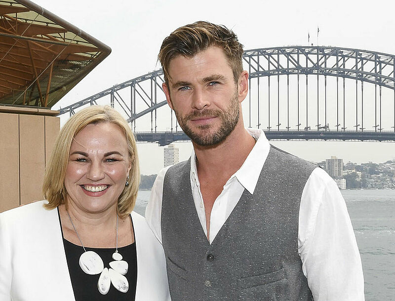 Phillipa Harrison von Tourism Australia und Schauspieler Chris Hemsworth präsentieren gemeinsam die neue Kampagne