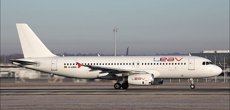 Leav Aviation baut das Flugprogramm deutlich aus Weißer Airbus A320 der Fluggesellschaft Leav Aviation auf dem Rollfeld eines Flughafens bei Tageslicht. Die Registrierung D-ANNE kennzeichnet die deutsche Herkunft des Flugzeugs.