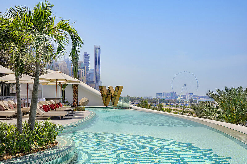 Hier lässt es sich aushalten: Pool im W Dubai – Mina Seyahi