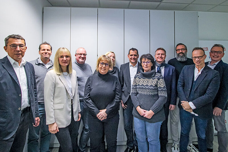 Große Runde in den Redaktionsräumen von touristik aktuell (von links): Dieter Ambros, Markus Zahn, Katharina Port, Detlef Schroer, Verena Ruthmann, Beate Zwermann, Christian Riedl, Tanja Hannig, Deniz Ugur, Jochen Köhler, Cornelius Meyer und Gerd Laat Große Runde in den Redaktionsräumen von touristik aktuell (von links): Dieter Ambros, Markus Zahn, Katharina Port, Detlef Schroer, Verena Ruthmann, Beate Zwermann, Christian Riedl, Tanja Hannig, Deniz Ugur, Jochen Köhler, Cornelius Meyer und Gerd Laatz