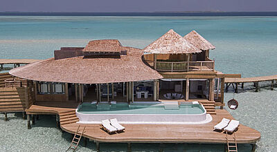 Gäste im Soneva Jani können per Knopfdruck das Dach über dem Master Bedroom öffnen