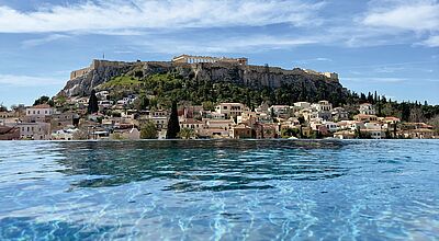 Blick vom Infinity-Pool des „The Dolli“ auf die Athener Akropolis