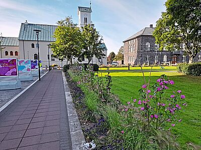 Grüne Oase in Reykjavik: der Platz Austurvöllur, an dem auch das Parlament liegt Grüne Oase in Reykjavik: der Platz Austurvöllur, an dem auch das Parlament liegt