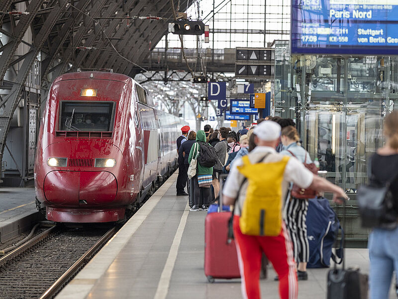 Ein Thalys-Zug fährt am Montag erstmals seit Monaten wieder in Köln ein. Foto: Thalys