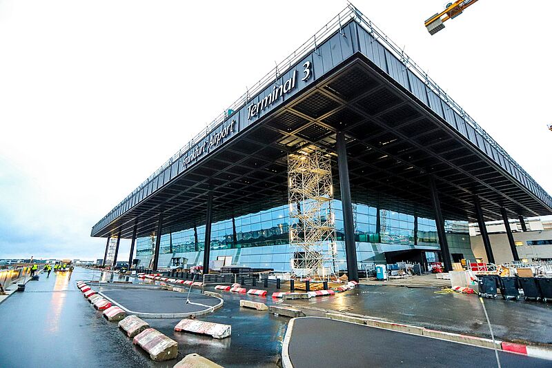 Der Bau des Terminal 3 am Frankfurter Flughafen, das 2026 an den Start gehen soll, schreitet voran. Der Komplex entsteht aktuell im Süden des Airport-Geländes auf den Flächen einer ehemaligen US-Militärbasis