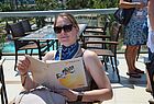 Sophia Engert (Reisebüro Stöcklein, Bamberg) nutzt die Pause im Pine Bay Holiday Resort, um in ihrer Reisemappe zu schreiben