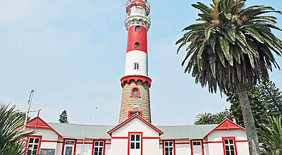 Wahrzeichen von Swakopmund: der rot-weiß geringelte Leuchtturm