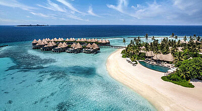 Das The Nautilus Maldives auf den Malediven ist eines von 200 Hotels, die man bei Airtours für den Winter neu buchen kann. Foto: Airtours Hotelanlage Sandstrand Overwater-Bungalows Meer Malediven Palmen blauer Himmel