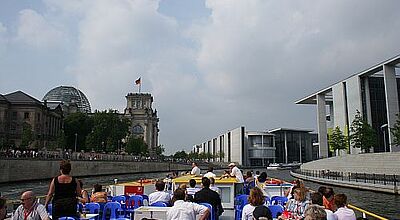 Privater und individueller als mit dem klassischen Dampfer: Berlin ist ein ideales Ziel für Hausbooturlauber. Foto: rie
