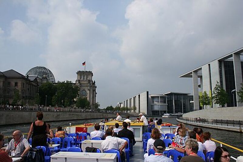 Privater und individueller als mit dem klassischen Dampfer: Berlin ist ein ideales Ziel für Hausbooturlauber. Foto: rie