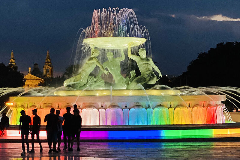 Im September mit Sicherheit wieder in Rainbow-Farben: Der Triton Brunnen ist ein zentraler Treffpunkt vor der Altstadt Valettas