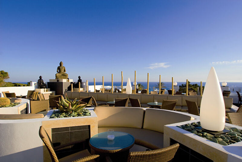 So chillt es sich in einem Pauschalhotel: die Terrasse des Riu La Mola auf Formentera