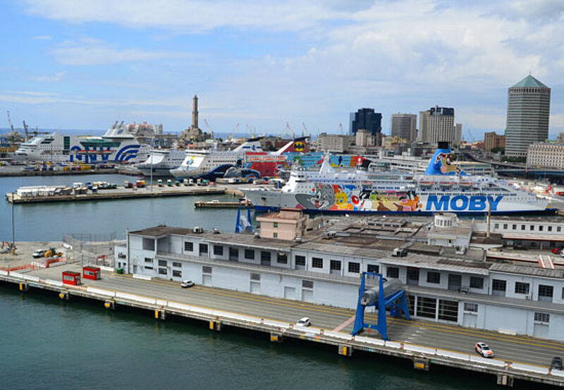 Die Fähranbieter in Europa – hier der Hafen von Genua – modernisieren ihre Flotten