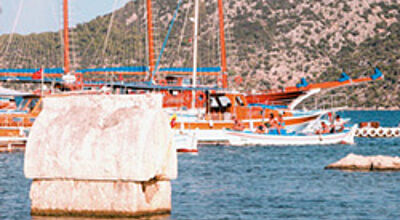 Vor Simena, das nur per Boot erreichbar ist, ragt ein Sarkophag aus dem Wasser.