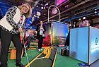Bewiesen ihr Können beim Minigolf: Astrid Weymer (links) und Claudia Scholke von Runkel Reisen in Hardert