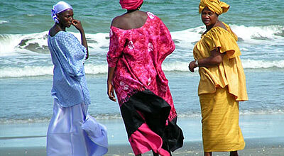 Wo bleiben sie denn, die Expedienten? Drei gambische Frauen warten am Strand