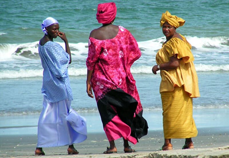 Wo bleiben sie denn, die Expedienten? Drei gambische Frauen warten am Strand