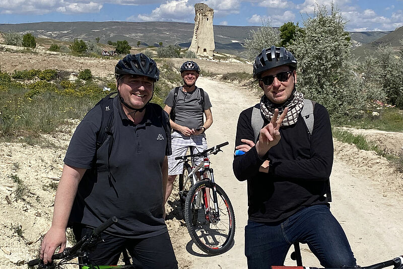 Mit Mountainbike und Mikro in Kappadokien unterwegs: Die Podcast-Profis und Hin & Weg-Macher Sven Meyer (links) und Andy Janz (rechts)