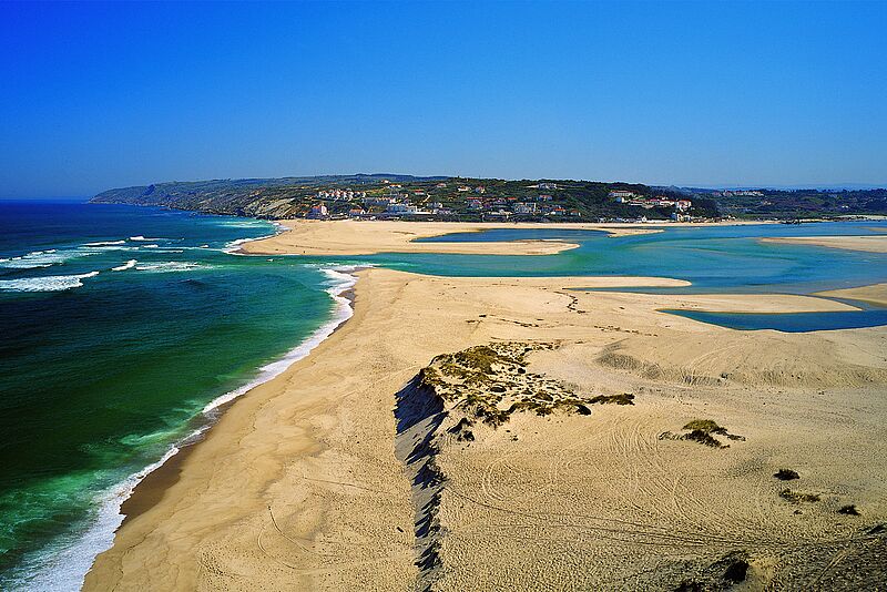 Der Strandort Foz do Arelho verbindet die Lagune von Óbidos mit dem Meer