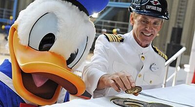 Kapitän Tom Forberg deponiert den traditionellen Glücksbringer auf den Pallungen. Foto: Walt Disney Company Kapitän Tom Forberg deponiert den traditionellen Glücksbringer auf den Pallungen. Foto: Walt Disney Company