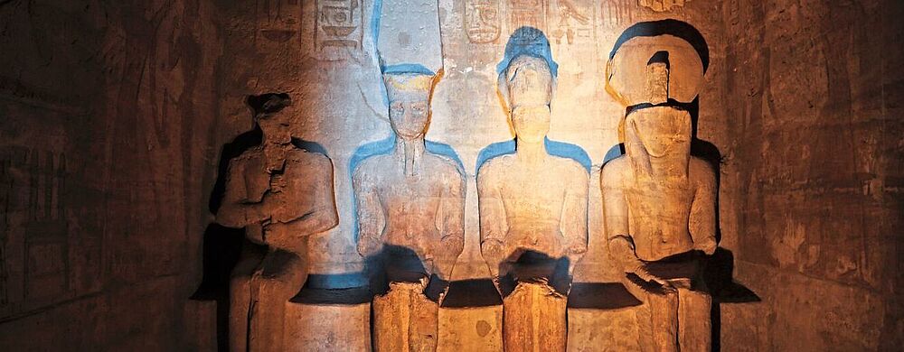 Vier sitzende Götter-Statuen im Tempelinneren von Abu Simbel in Ägypten – Unesco-Weltkulturerbe und archäologische Sehenswürdigkeit im Alten Ägypten.