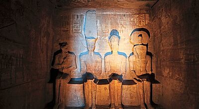 Vier sitzende Götter-Statuen im Tempelinneren von Abu Simbel in Ägypten – Unesco-Weltkulturerbe und archäologische Sehenswürdigkeit im Alten Ägypten.