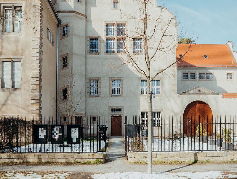Historisches Gebäude mit barocker Fassade und roten Ziegeldächern in einer deutschen Altstadt, aufgenommen an einem sonnigen Wintertag – touristische Sehenswürdigkeit und architektonisches Highlight für Städtereisende