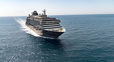 Die Explora III wird ein wenig größer ausfallen als die ersten beiden Schiffe der jungen Marke, hier die Explora I. Foto: Explora Journeys Heck eines Kreuzfahrtschiffs mit Außenpool