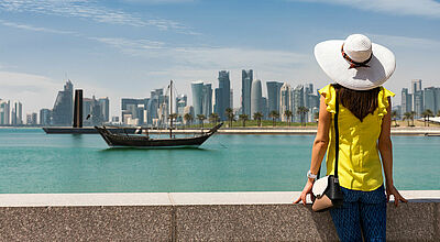 Vor der Skyline von Doha ankern demnächst auch deutlich größere Schiffe