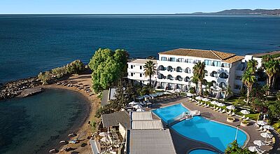 Luxuriöses Strandhotel an der Ägäis mit großem Pool, Palmen und direktem Zugang zum feinsandigen Privatstrand