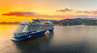Kreuzfahrtschiff auf dem Meer bei Sonnenuntergang