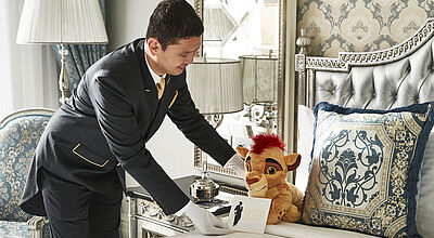 „Welcome to your Palace“ steht auf dem Begrüßungskärtchen des Butlers