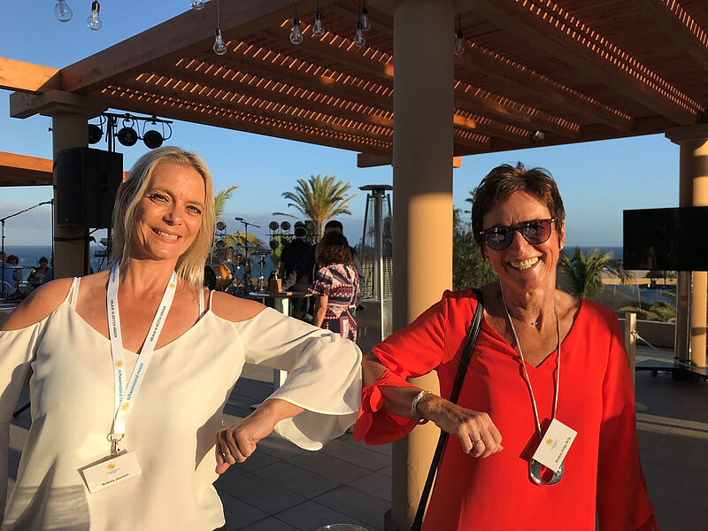 Famtrip mit „Corona-Gruß“: die Reiseverkäuferinnen Andrea Jantzen (links) und Kirsten Ihrig auf Fuerteventura. Foto: uf