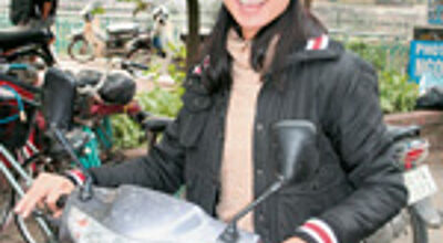Mobil: Stadtführerin Thuy mit ihrem Moped.