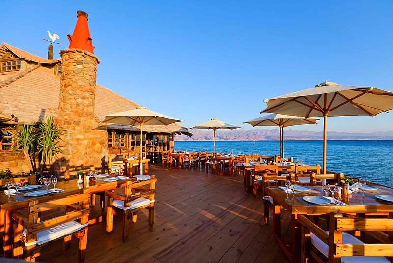 Eines der Restaurants im Steigenberger Hotel & Nelson Village liegt direkt am Roten Meer