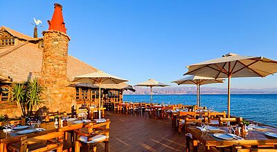 Eines der Restaurants im Steigenberger Hotel & Nelson Village liegt direkt am Roten Meer