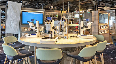 Blick in das Forschungscenter an Bord des Expeditionsschiffs Roald Amundsen Mikroskope stehen auf einem Tisch im Forschungscenter an Bord des Expeditionsschiffs Roald Amundsen