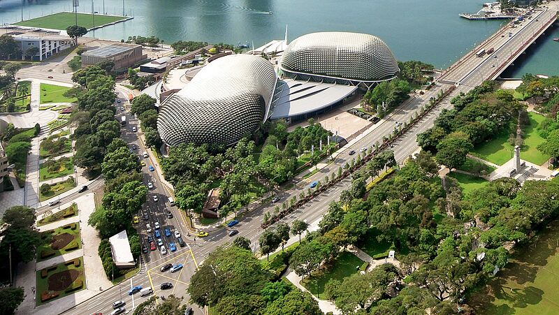 Esplanade in Singapur: Die Verbindung von moderner Architektur und Natur gehört zum Konzept der Stadtentwicklung. Foto: STB