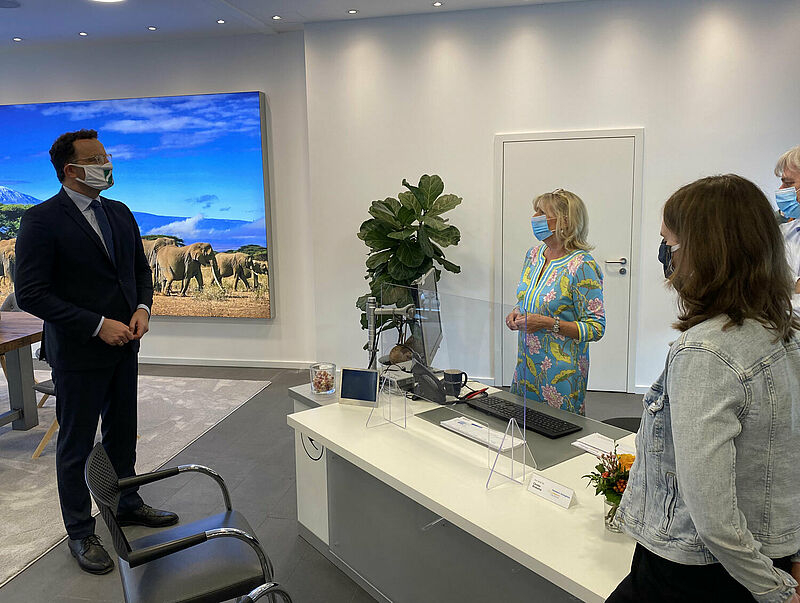 Jens Spahn im Gespräch mit den Reiseexperten des LCC-Reisebüros Schlagheck in Coesfeld