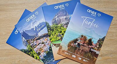 Vier Hefte der Anex-Gruppe, jeweils für ein anderes Ziel mit dem einem Bild, das Lust auf Urlaub macht.