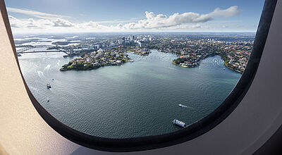 Die Flugkapazitäten nach Australien werden erweitert – hier ein Blick aus dem Flieger auf Sydney. Foto: chinaface/istock