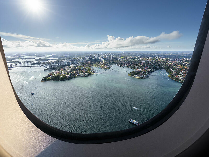 Die Flugkapazitäten nach Australien werden erweitert – hier ein Blick aus dem Flieger auf Sydney. Foto: chinaface/istock