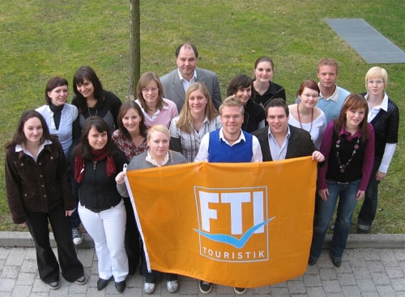 FTI-Chef Dietmar Gunz mit den Auszubildenden, die in diesem Jahr ihre Lehre abgeschlossen haben.