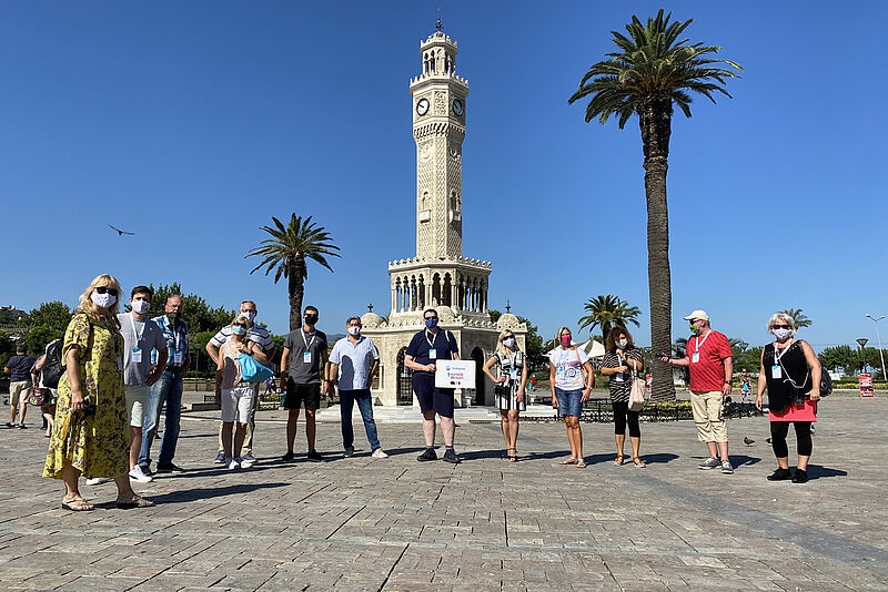 Gruppe 3 des Famtrips vor dem Uhrturm, dem Wahrzeichen von Izmir
