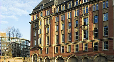 Die ehemalige Oberfinanzdirektion in Hamburg wird in ein Suiten-Hotel umgebaut