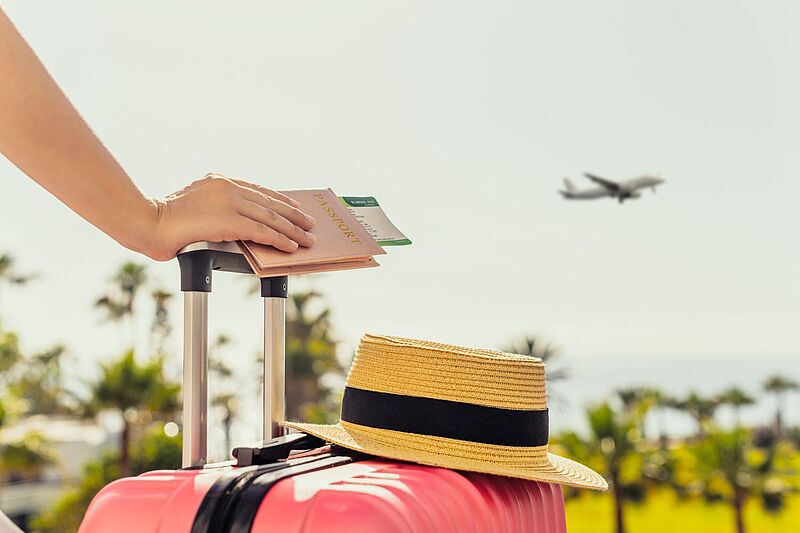 Mit einer Studie wollen ASR und DZG zeigen, dass Urlauber guten Gewissens und ohne Flugscham verreisen können. Foto: Ftiare/istockphoto