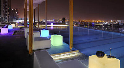 Vom Swimmingpool des Radisson Royal Hotels hat man einen guten Blick auf Dubai. Foto: Rezidor