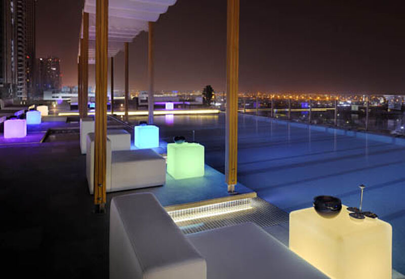 Vom Swimmingpool des Radisson Royal Hotels hat man einen guten Blick auf Dubai. Foto: Rezidor